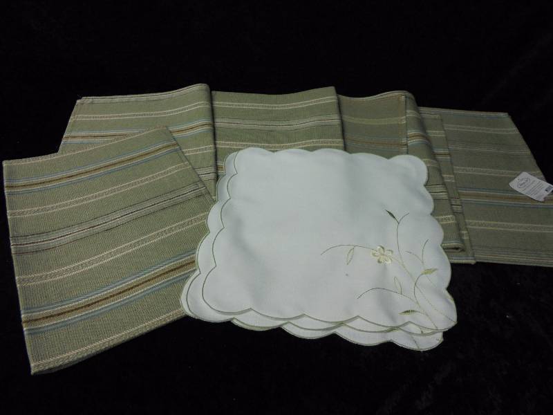 lot 92 image: Heritage Lace, New Rosemary Placemats