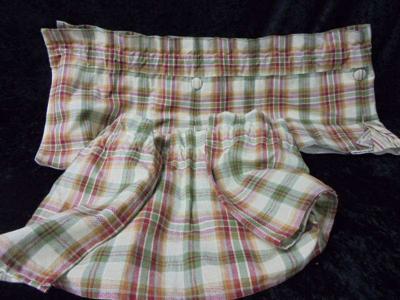 lot 107 image: Park Designs Button Pleat Valances - Plaid