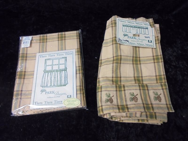 lot 112 image: Park Designs Valance & Tier - Pine Lodge