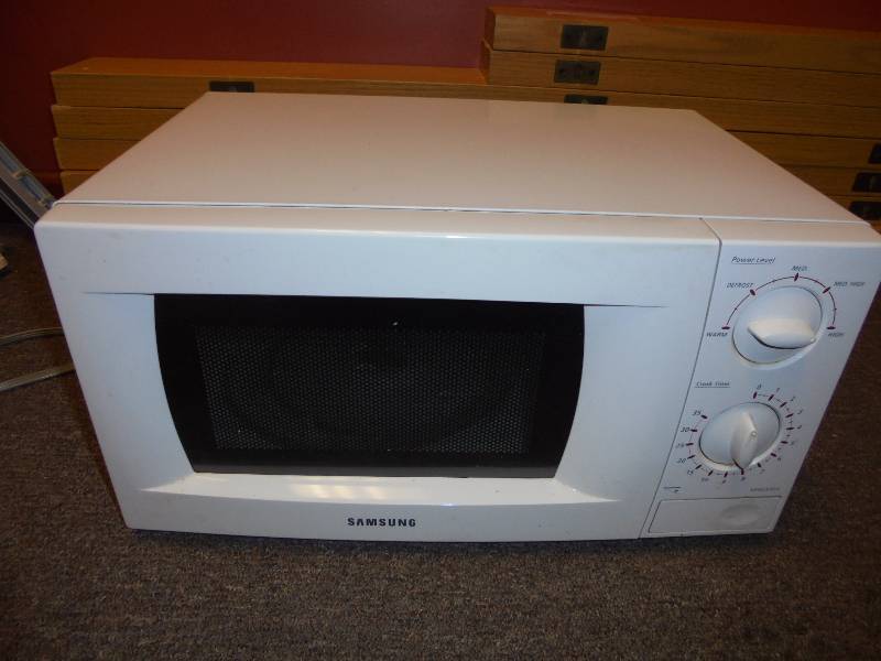 lot 186 image: Samsung Microwave, works good