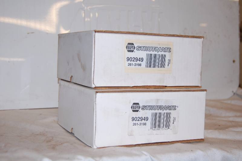 lot 207 image: Strut Mounts