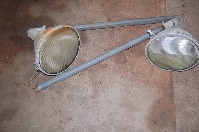 lot 330 image: Large Outdoor Lights