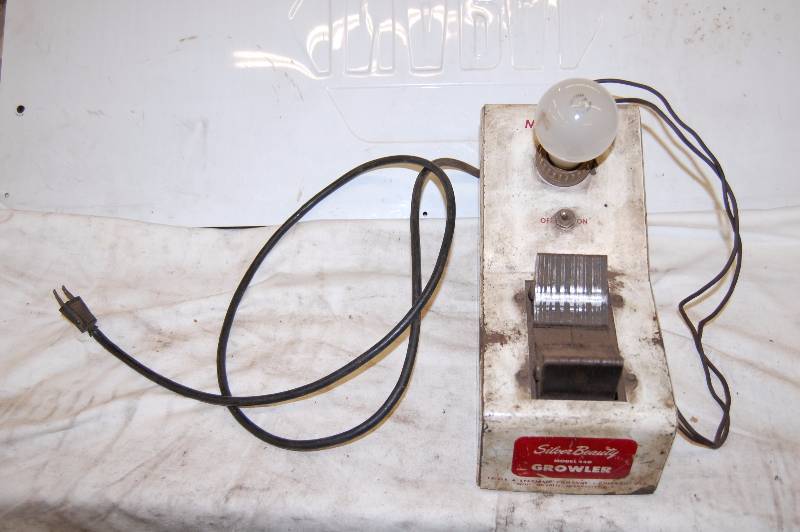 lot 380 image: Vintage Silver Beauty model 440 growler armature analyzer tester