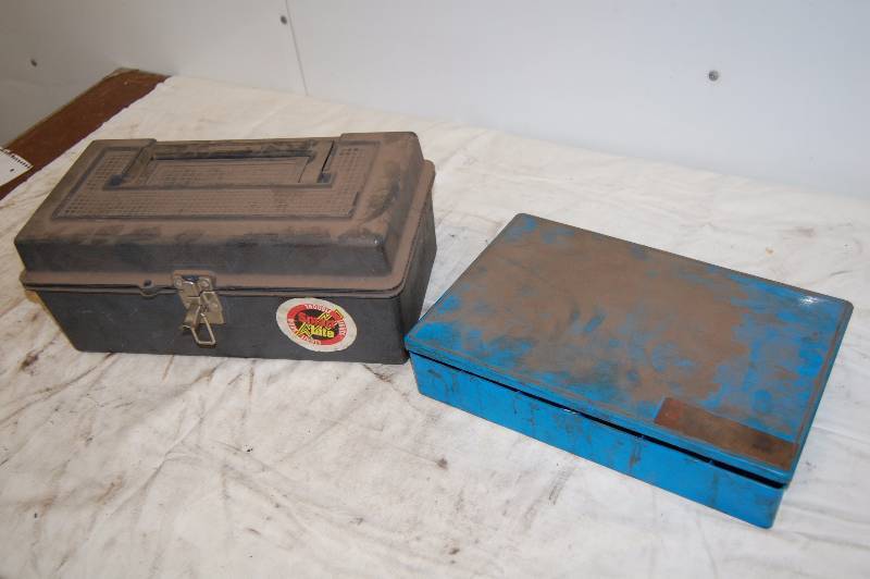 lot 422 image: Plastic Cases Plus Contents