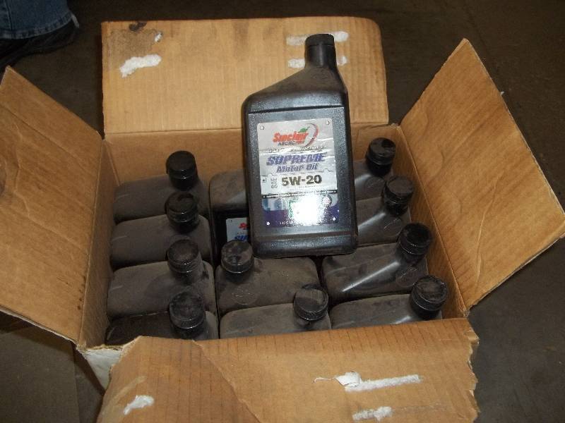 lot 646 image: Synthetic Blend Engine Oil  5W-20