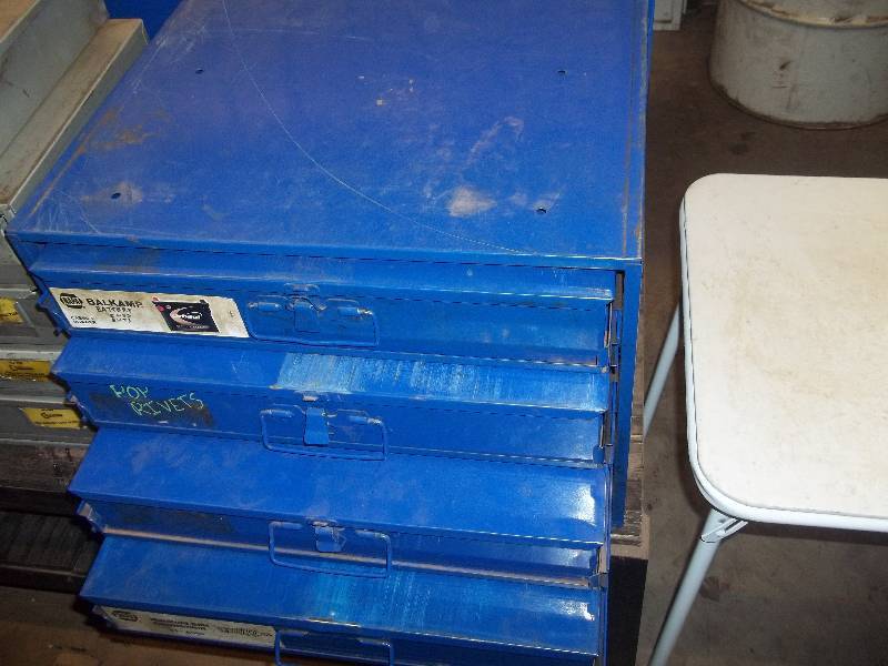 lot 620 image: 4 Drawer Metal Cabinet