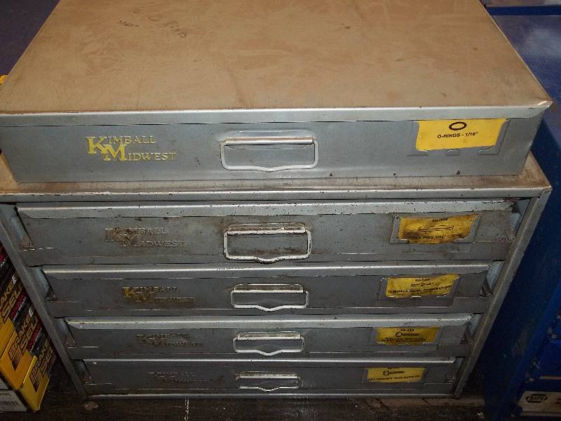 lot 619 image: 4 Drawer Metal Cabinet with 1 Extra Drawer