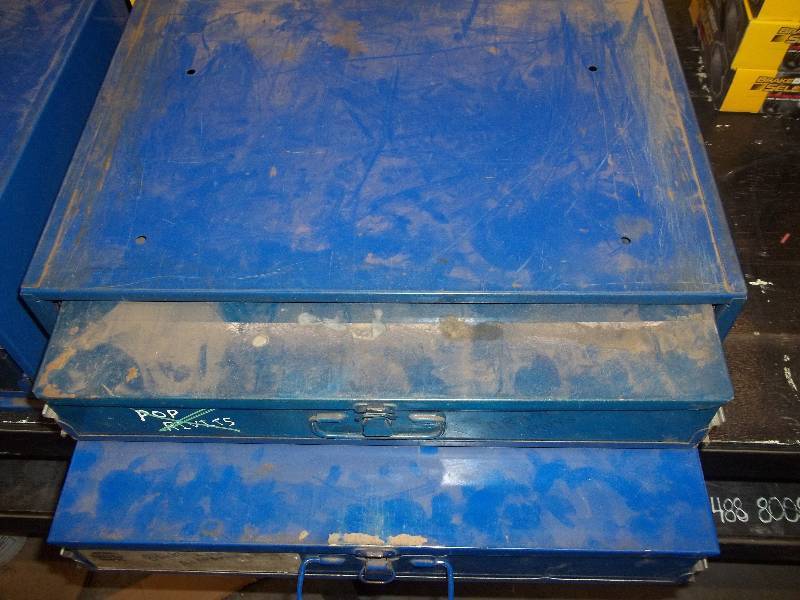 lot 615 image: 2 Drawer Metal Cabinet