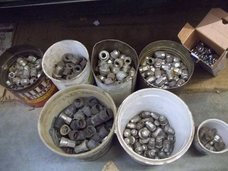 lot 614 image: Misc used lug nuts & caps