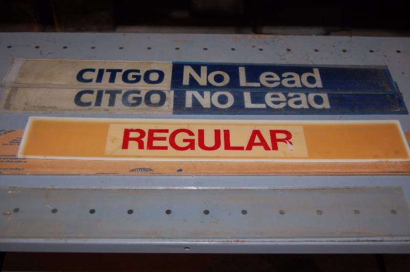 lot 854 image: Glass and Plastic Gas Pump Inserts