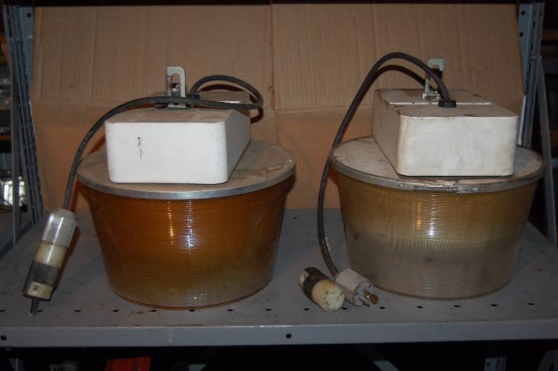 lot 907 image: Light Fixtures