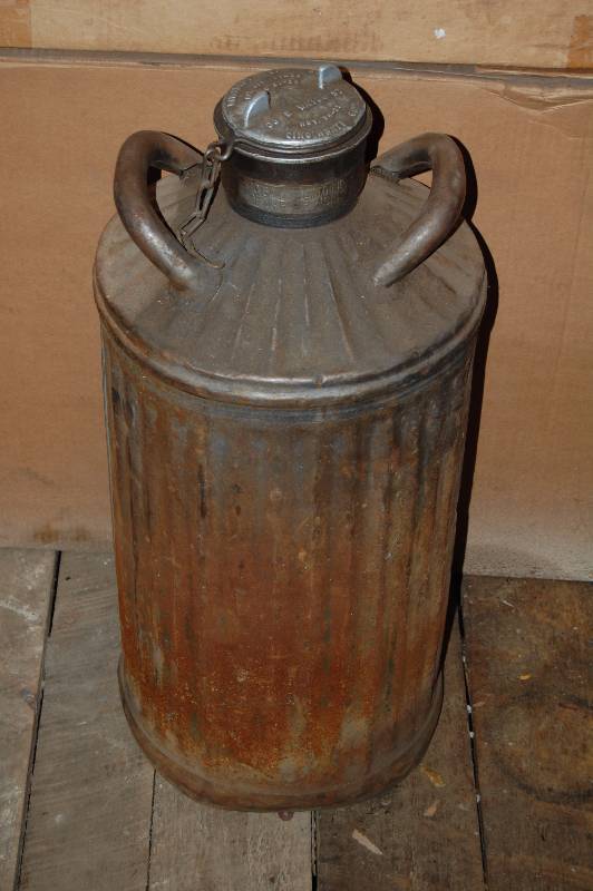 lot 922 image: Vintage Oil Canister