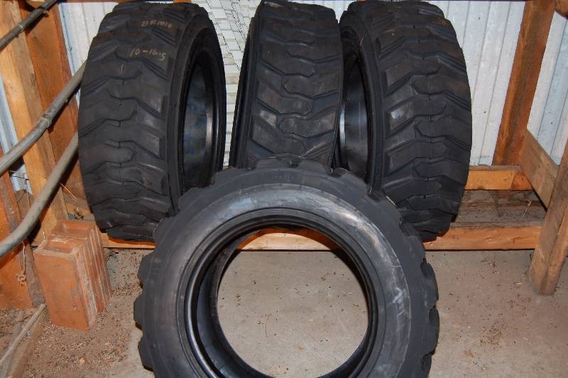 lot 984 image: Skid Loader Tires
