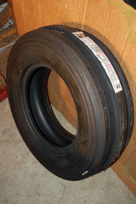 lot 992 image: Implement Tire