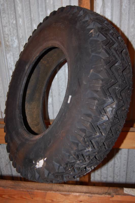 lot 1002 image: Older Car Snow Tire