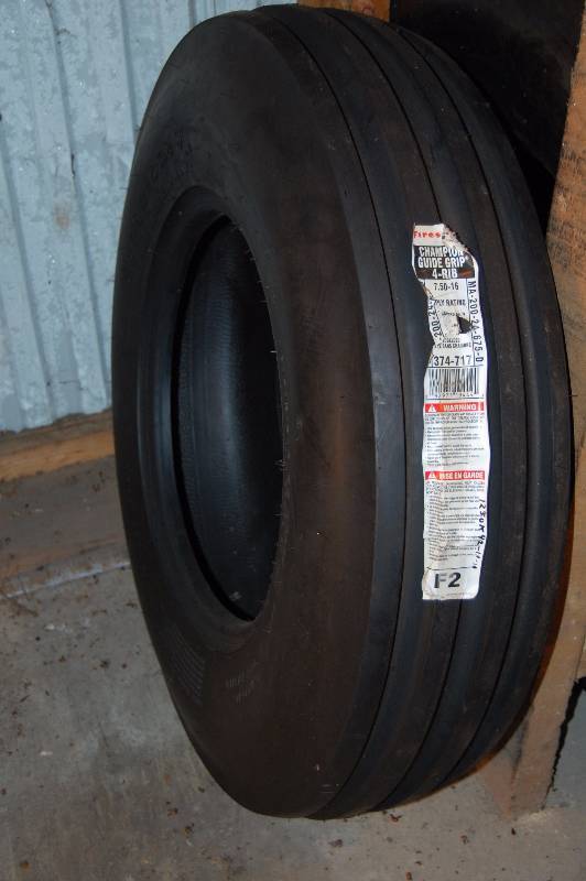 lot 1005 image: Implement Tire