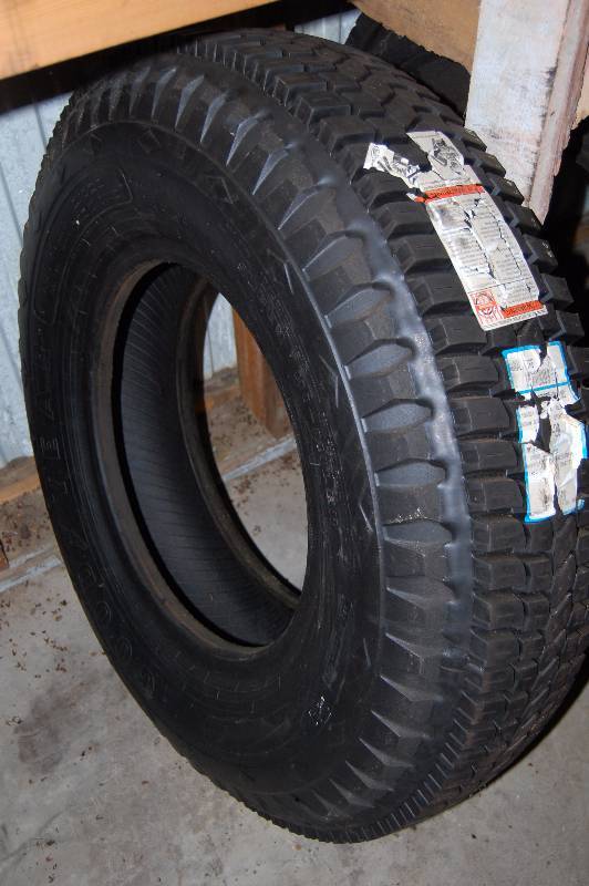 lot 1010 image: Big Truck Tire