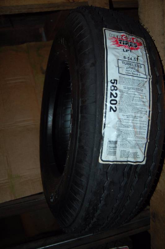 lot 1013 image: Trailer Tire