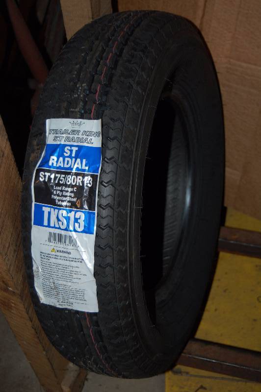 lot 1024 image: Trailer Tire