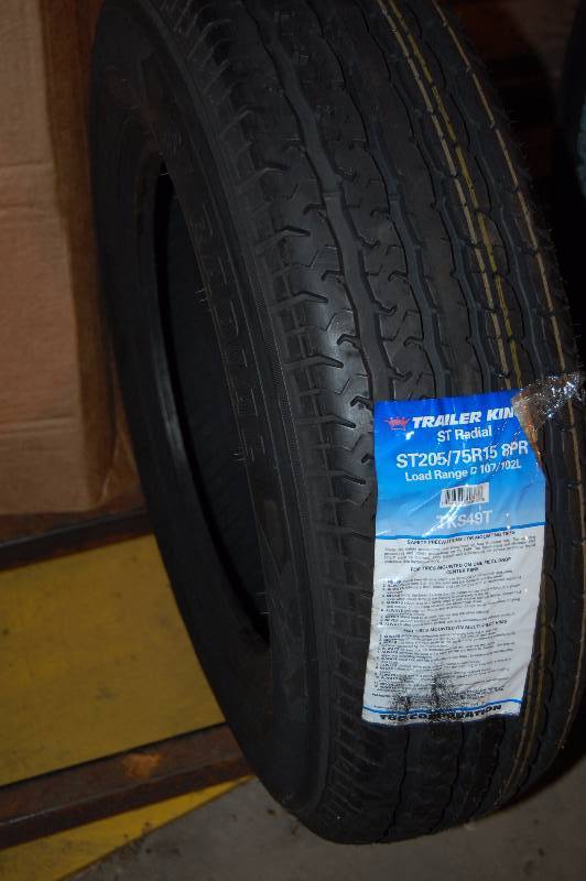 lot 1025 image: Trailer Tire