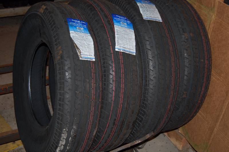 lot 1027 image: Trailer Tire
