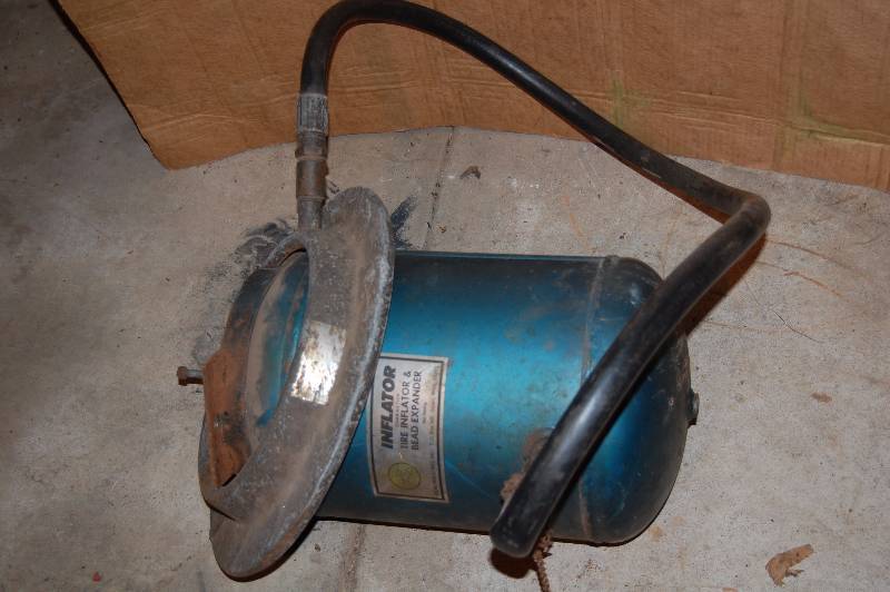 lot 1082 image: Tire Inflater and Bead Expander