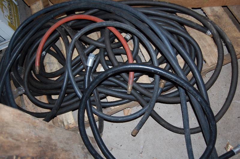 lot 1095 image: Misc Used Fuel Hoses and Other
