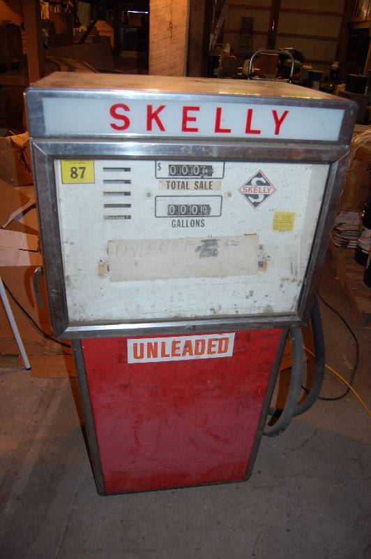 lot 1096 image: Vintage Skelly Gas Pump