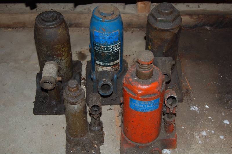 lot 1152 image: Bottle Jacks