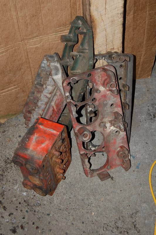 lot 1195 image: Cylinder Head Parts
