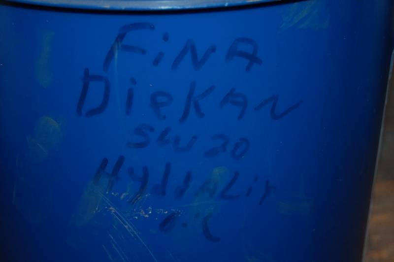lot 1549 image: Five gallon Bucket of DIEKAN 5W-20 Hydraulic Oil