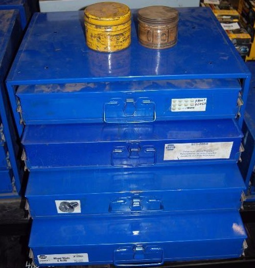 lot 617 image: 4 Drawer Metal Cabinet