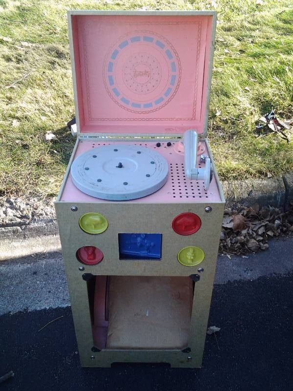lot 5 image: Vintage Childs Phonograph By Spear Products 13x11x24