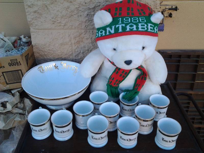 lot 7 image: Tom & Jerry Set White With Gold-Large Bowl With Ten Mugs & 1986 Santa Bear