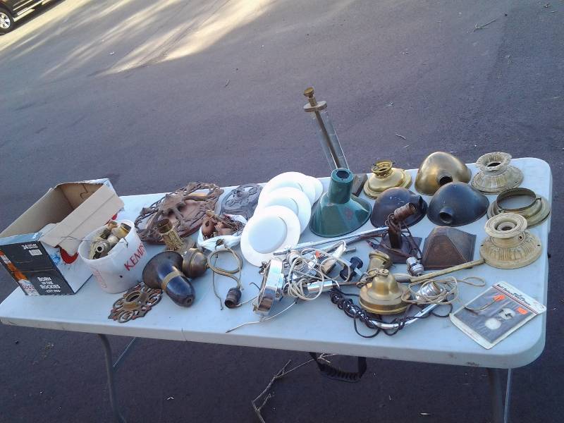 lot 32 image: Large Lot Of Lamp Parts & Accessories