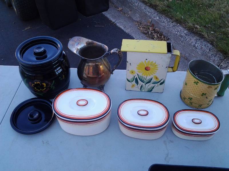 lot 29 image: Cookie Jar, Metal Misc., 3-Piece Canister Set