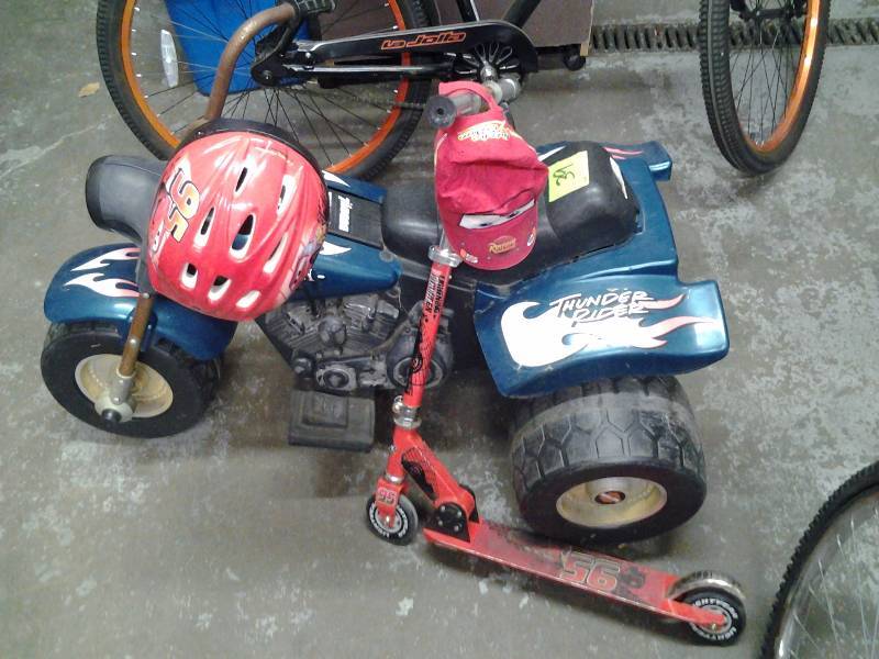 lot 39 image: Lightning McQueen Scooter, Cap, Helmet & Harley 3-Wheeler (No Battery Or Charger)