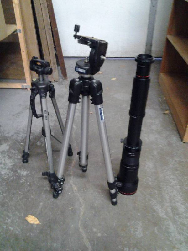 lot 47 image: 2-Large Tri Pods, Lens Vivitar Series1, MZ 5000 1300mm