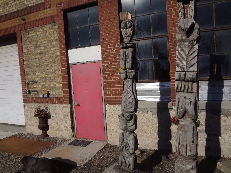 lot 1 image: Totem Pole