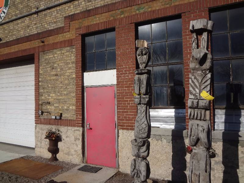 lot 2 image: Totem Pole