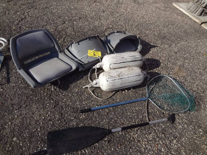 lot 6 image: Boat Seats, Bumpers, Net, Paddle