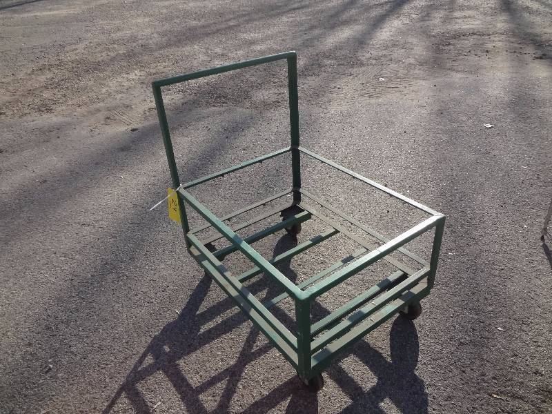 lot 24 image: Green Cart