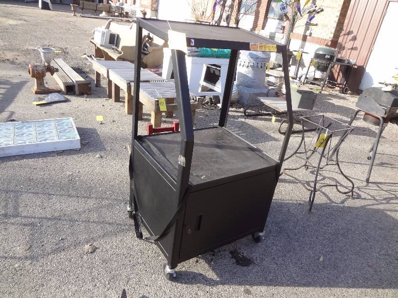 lot 25 image: AV Cart