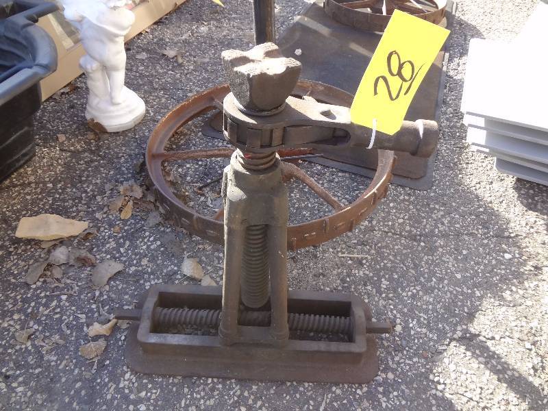 lot 28 image: Huge Old Screw Jack