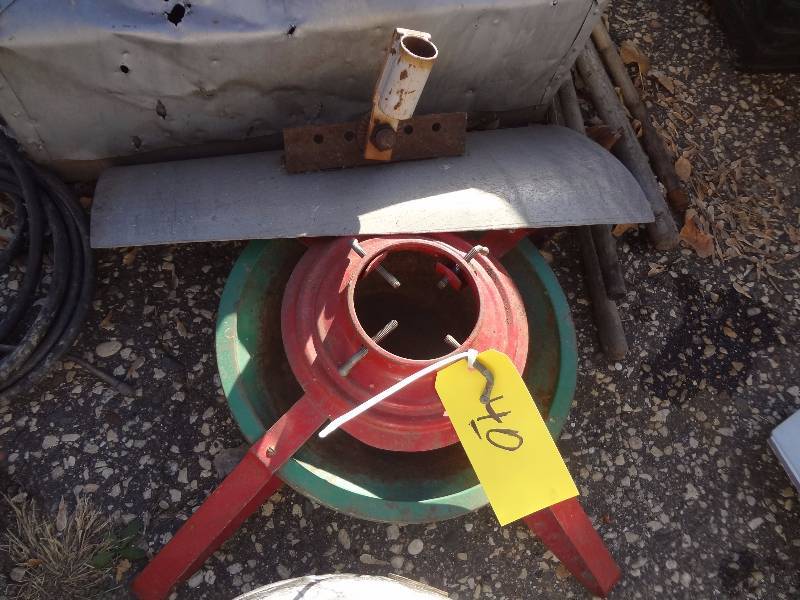 lot 40 image: Garden Tools, Sprayer, Tree Stand