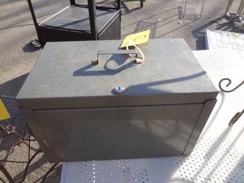 lot 41 image: Metal Box