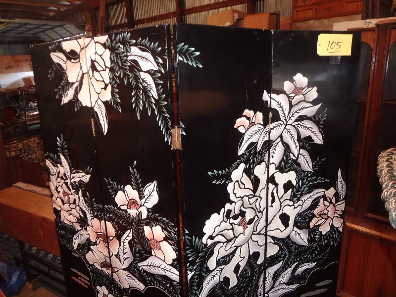 lot 105 image: Oriental Divider