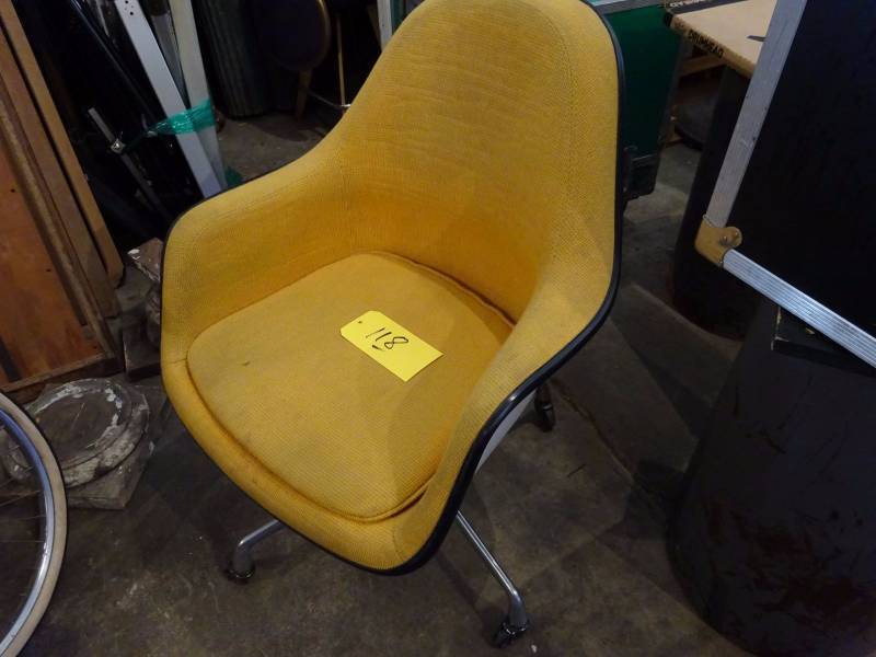 lot 118 image: Herman Miller Chair