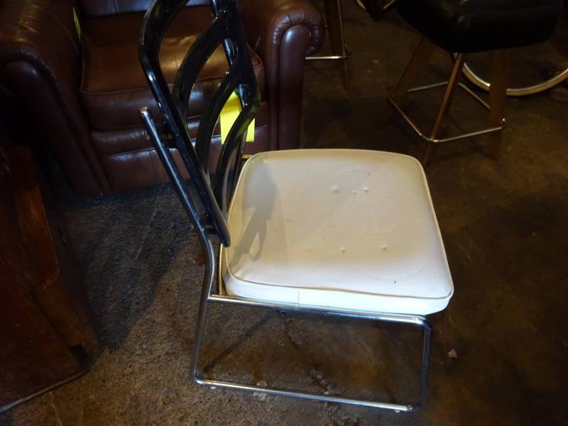 lot 125 image: Mid Century Modern BlackWhite Chair