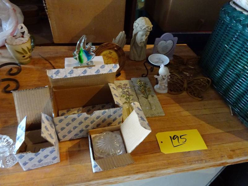 lot 195 image: Lot of KnickKnacks